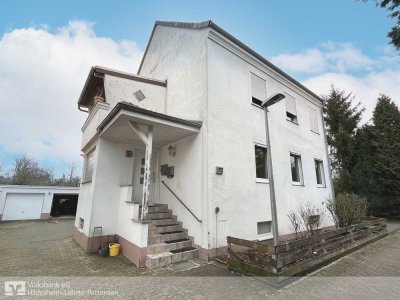 Lehrte - Ahlten: 2- Familienhaus mit Einliegerwohnung, drei Garagen und großem Gartengrundstück