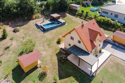 Traumhaus in ruhiger Wohngegend mit ausreichend Platz und Pool