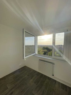 Traumhafter Ausblick + Erstbezug nach Sanierung + großzügige 3-Raum-Wohnung mit Balkon +