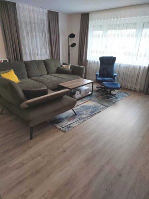 RESERVIERT!! Sonnige 3,5-Zimmer-Wohnung mit Balkon und Außenstellplatz in zentrale Lage