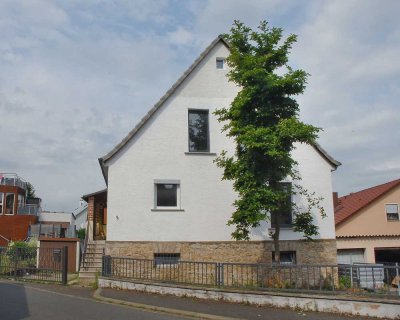 Älteres, individuelles kleines Haus mit offener Wohngestaltung