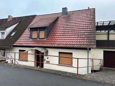 Renovierungsbedürftiges 2-Famillien-Wohnhaus mit Garagengebäude