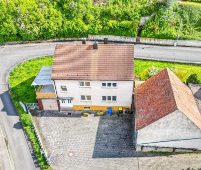 Aufgepaßt! - Zweifamilienhaus mit Nebengebäude in Leinach zvk., Bj 1962, 150 qm Wfl.