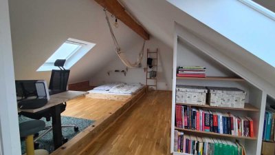 Helle 4 Zimmer-Dachgeschosswohnung mit Blick auf die Zündorfer Felder