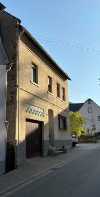 Facettenreiches Haus mit Hof und Nebengebäude in Bacharach-Steeg