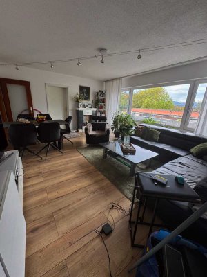 Vollständig renovierte Wohnung mit vier Zimmern sowie Balkon und EBK in Göppingen