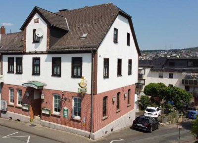 Vielseitiges Wohnhaus mit Gaststätte, Fremdenzimmern und privater Wohnung.