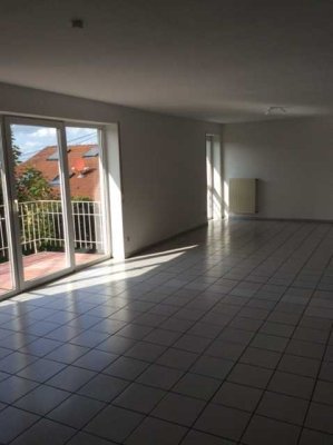 Preiswerte 3-Zimmer-Maisonette-Wohnung mit Balkon und Einbauküche in Wallerfangen