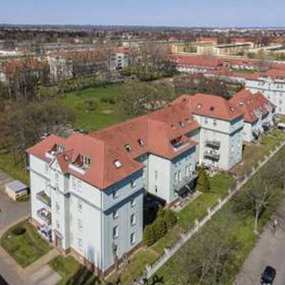 sonnige 2,5-Zimmer-DG-Wohnung mit großer Terrasse und Stellplatz