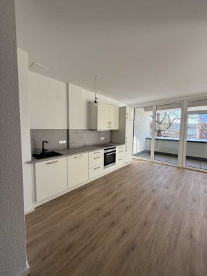 Erstbezug in Bahnhofsnähe, Wohnung 5 (EG): 2-Zimmer-Wohnung, Einbauküche und Loggia, Blick ins Grüne