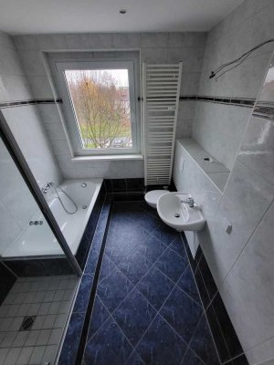 4-RW - Perfekt für Familie oder Studenten-WG - Balkon - Aufzug - Bad mit Dusche -ab sofort!