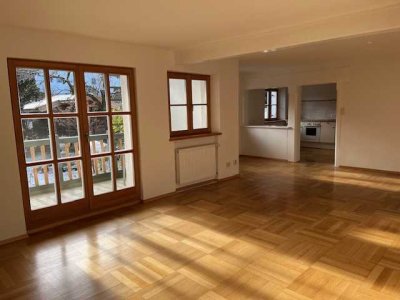 Helle 2,5-Zi.-Hochparterre-Wohnung mit Doppelflügeltür zum Süd-Balkon in Gmund am Tegernsee