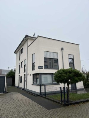 Stilvolle, neuwertige 4-Raum-Penthouse-Wohnung mit geh. Innenausstattung mit Dachterrasse und EBK