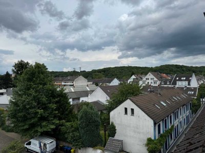 Helle, renovierte 2-Zimmer-DG-Wohnung mit Balkon in Düsseldorf-Gerresheim