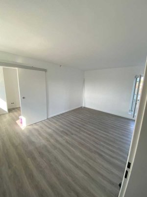 Helle und vollständig renovierte 2-Zimmer-Wohnung mit Balkon in Hanau