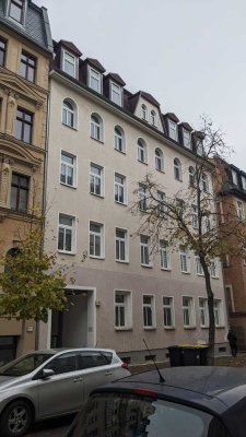 Schöne freundliche 2 Zi-DG-WE mit Laminat, sep. Küche und Wannebad in der südl. Innenstadt