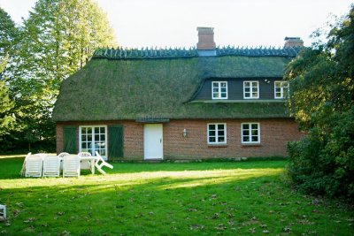 Großes Reet gedecktes Bauernhaus mit bis zu 5 Stellplätzen auf großem Grundstück mit Glasfaseranschluss