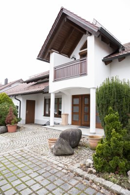 Dachgeschosswohnung im 1 OG in einem Massivhaus Baujahr 1998 mit Garage