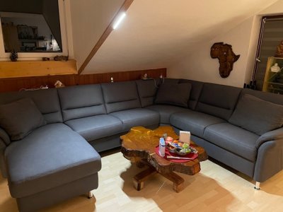 große 2-Zimmer-Wohnung im Grünen, mit überdachtem Südbalkon und Südterrasse! Die Wohnung befindet sich im 1 Stock, das Wohnzimmer hat eine Dachschräge. Carport inclusive.