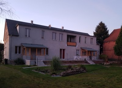 In der Prignitz an der B5: 4-Zimmer-Wohnung mit Loggia im sanierten Landhaus