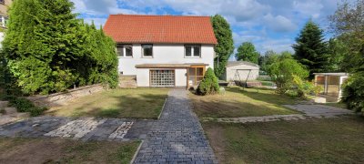 Haus und auf Wunsch großer Garten nebenan zwischen Halle und Eisleben.