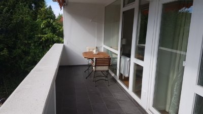Helle und geräumige 2-Zimmer-Wohnung mit Balkon und Einbauküche in München