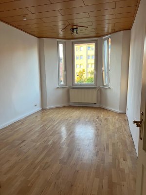 Charmante 4-Zimmer-Altbauwohnung mit hohen Decken und Balkon in Nürnberg Gostenhof