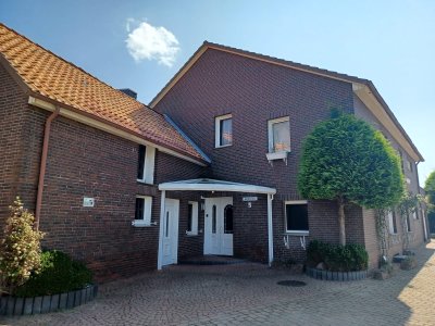 Zweifamilienhaus mit Anbau und Garage in idyllischer Lage