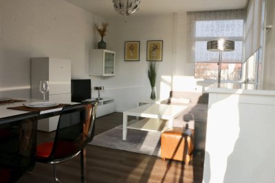 Sonnengeflutetes 2-Zimmer 50 qm Wohnung, Küche, Dusch WC, Süd-Balkon, Fahrstuhl!