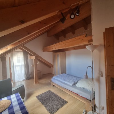 NUR für WE Heimfahrer - modernes möbl. Zimmer mit Balkon und eigenem Duschbad ca. 25qm